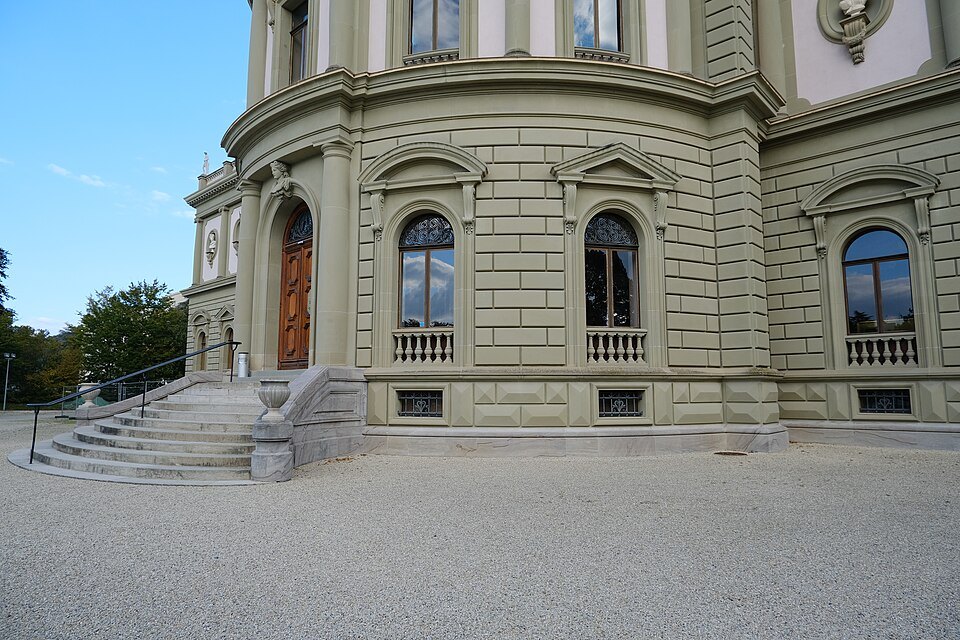 The entrance steps and arched windows of the Musée Ariana