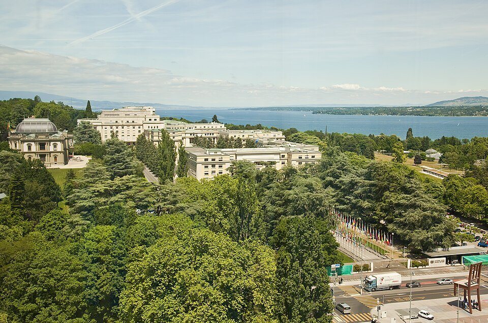 The Palace of Nations and the Musée Ariana among trees, the lake behind