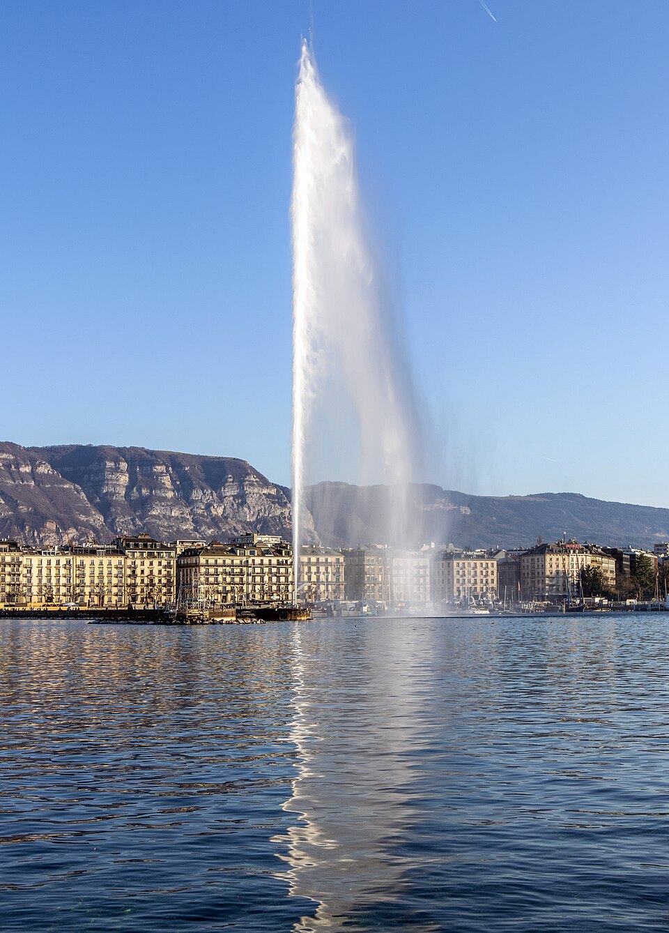 The Jet d'Eau in full height, the Salève behind the left-bank buildings