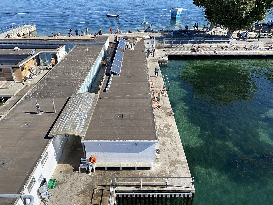 The long roofs of the bathing pavilions on the Pâquis jetty