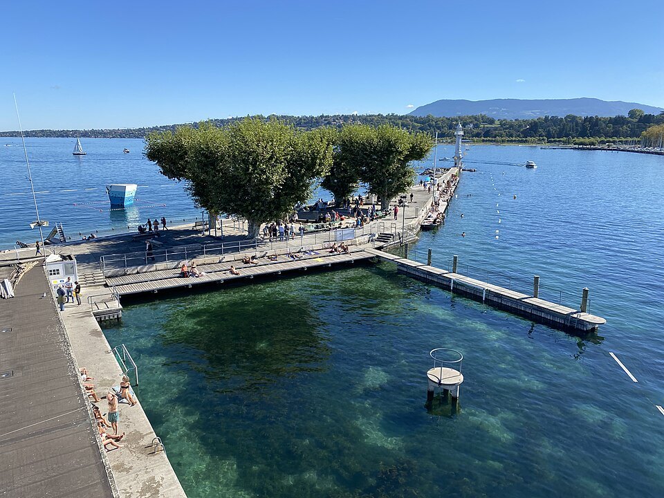 Can you swim in Lake Geneva right in the city?