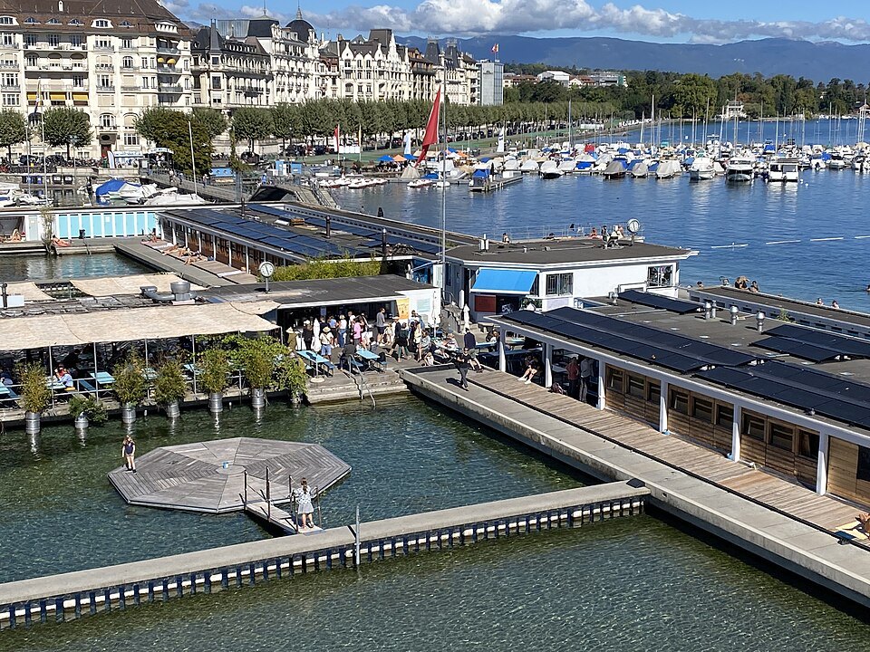 The central rotunda of the Bains des Pâquis between its pools, the Pâquis quay behind