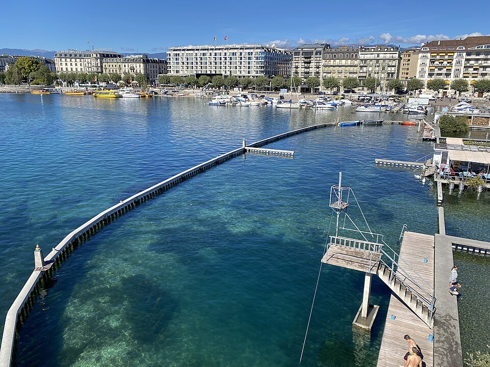 The swimming areas of the Bains des Pâquis, with the right-bank hotels across the harbor