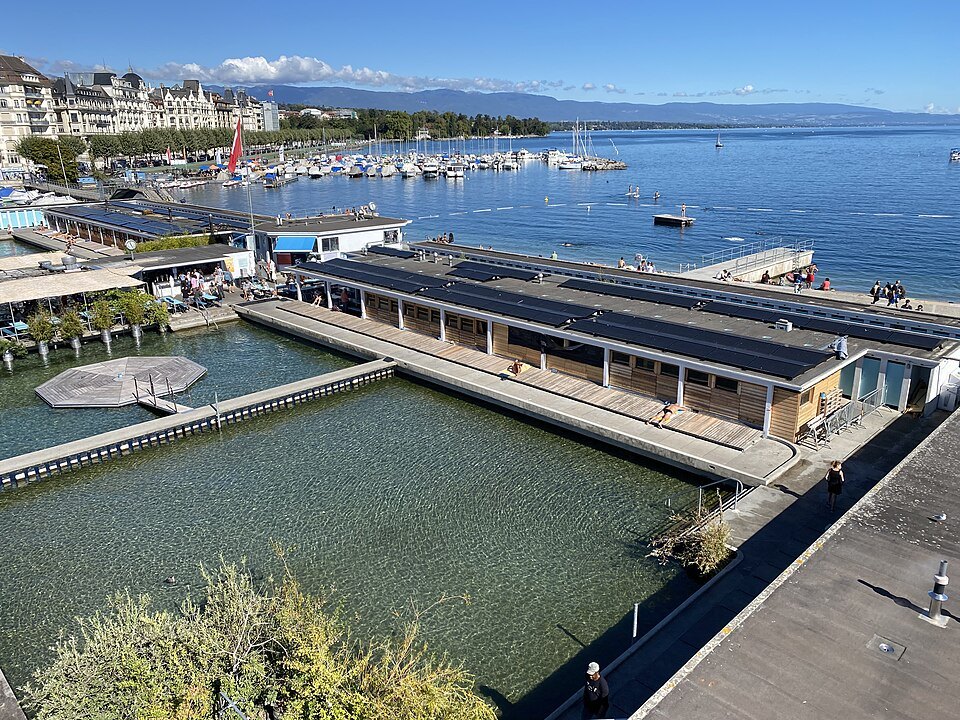 The bathing pavilions of the Pâquis jetty with solar panels on their roofs