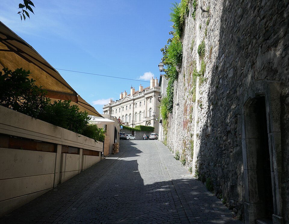 The narrow Rue de la Tertasse between high old-town walls