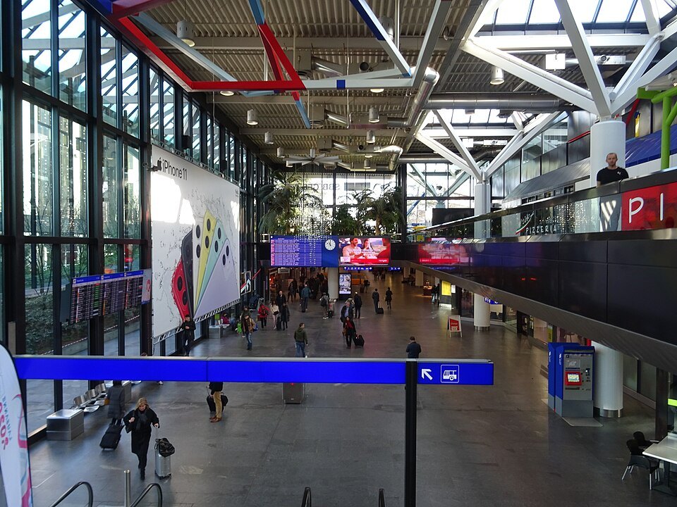 How do you get from Geneva Airport to the old town with luggage?