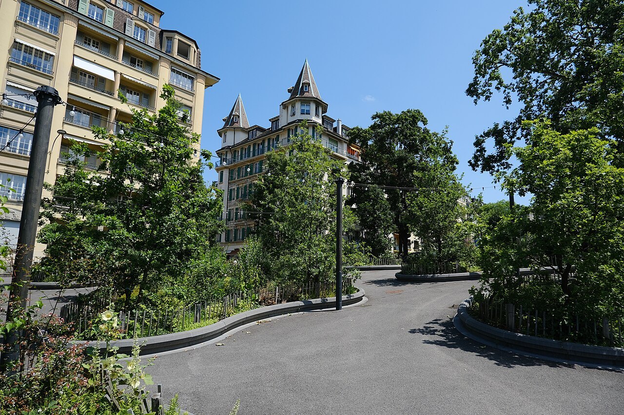 A turreted house and gardens beside the Champel stop