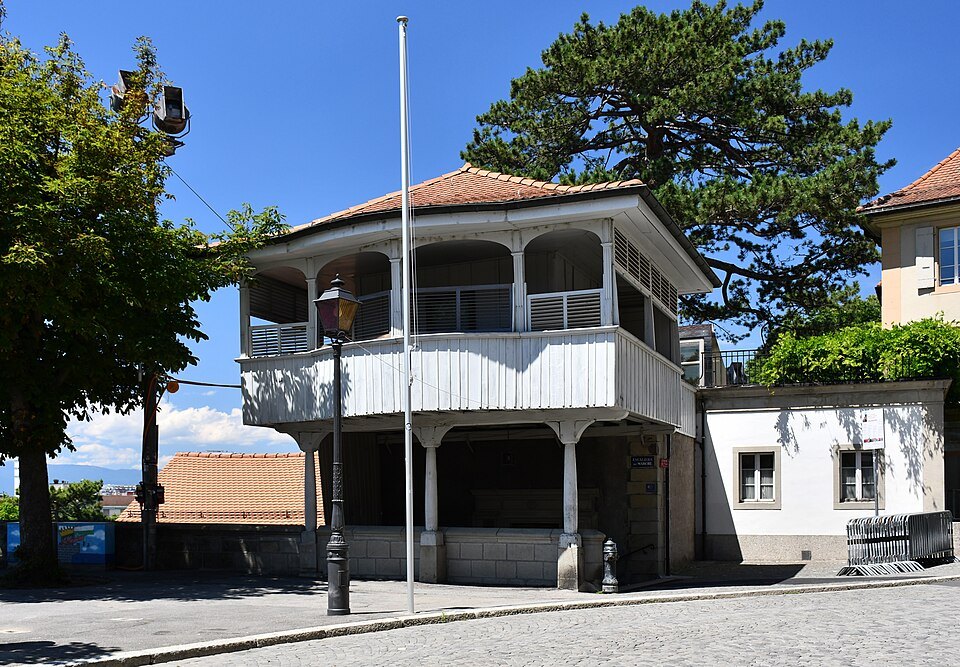 A white wooden pavilion with a veranda on the Lausanne lakefront
