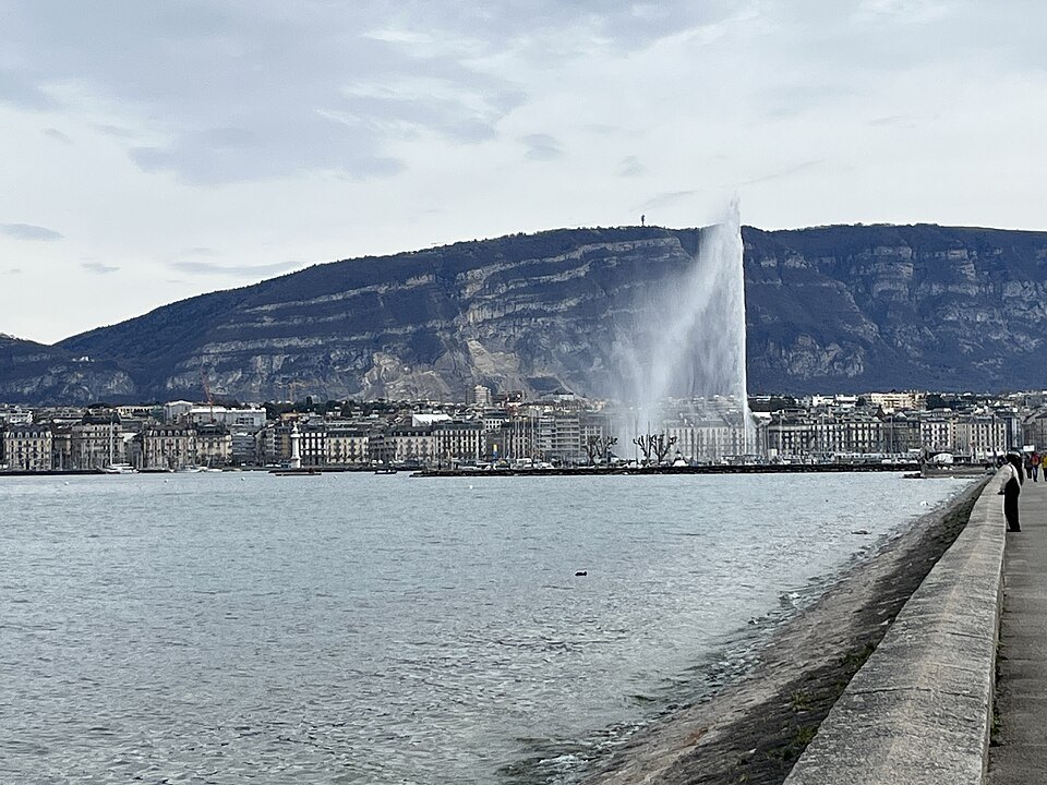 The Jet d'Eau seen from the Pâquis quay, the Salève wall behind it