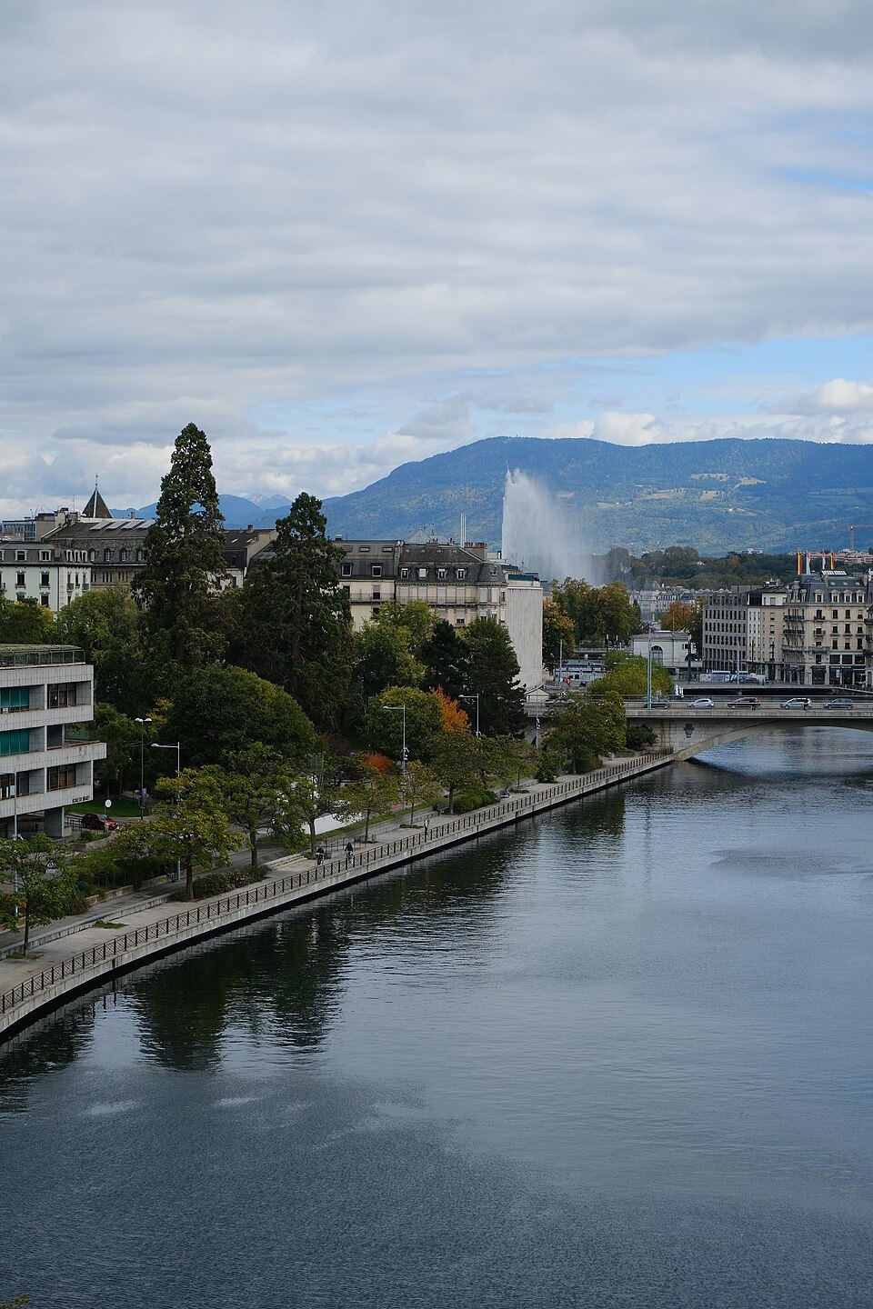 The Rhône downstream of the Pont de la Machine, the Jet d'Eau in the distance