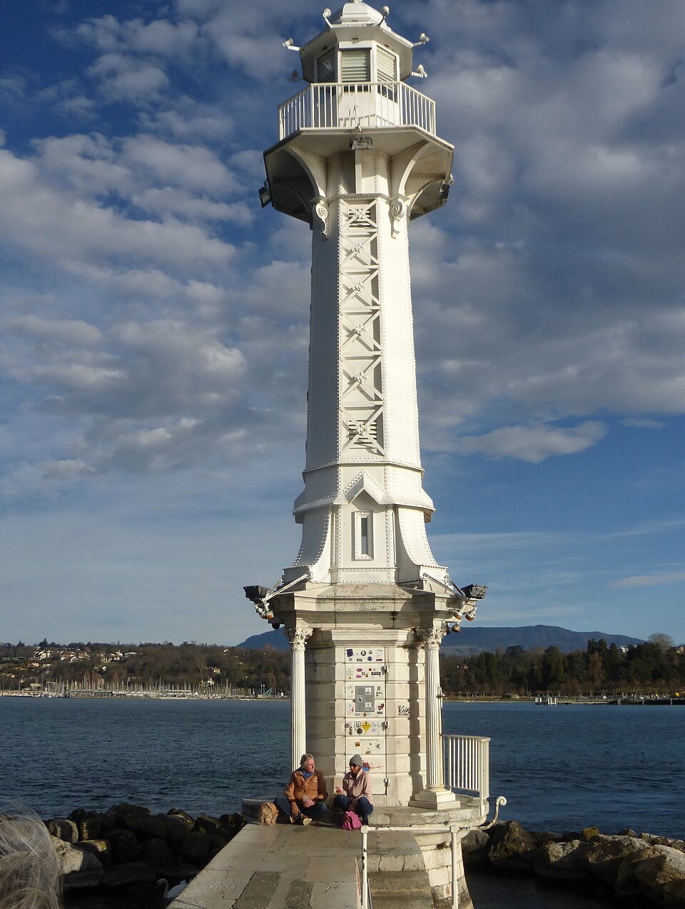 The white Pâquis lighthouse at the end of the jetty