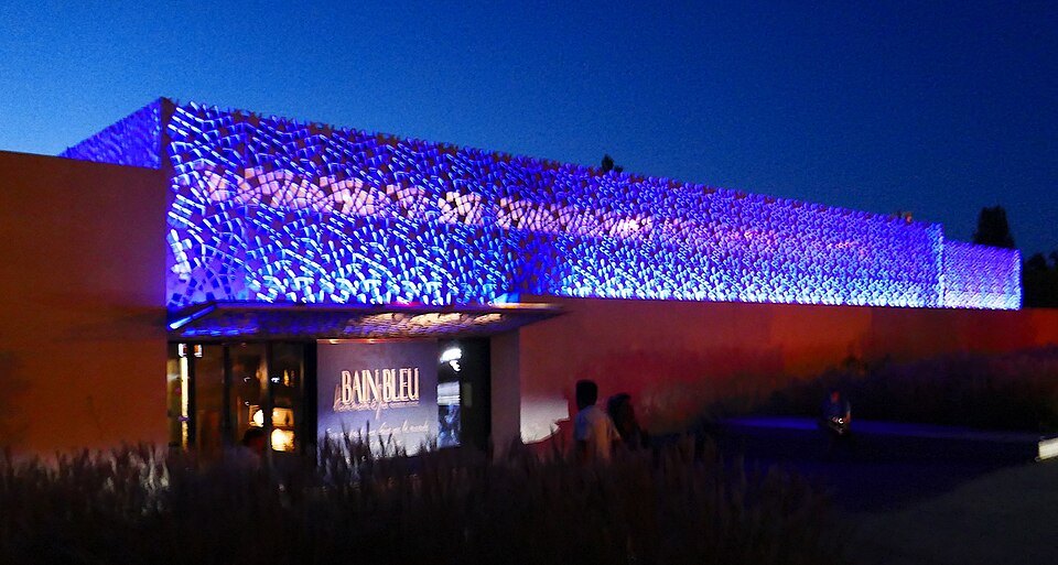 The Bain Bleu spa at Genève-Plage lit blue at night