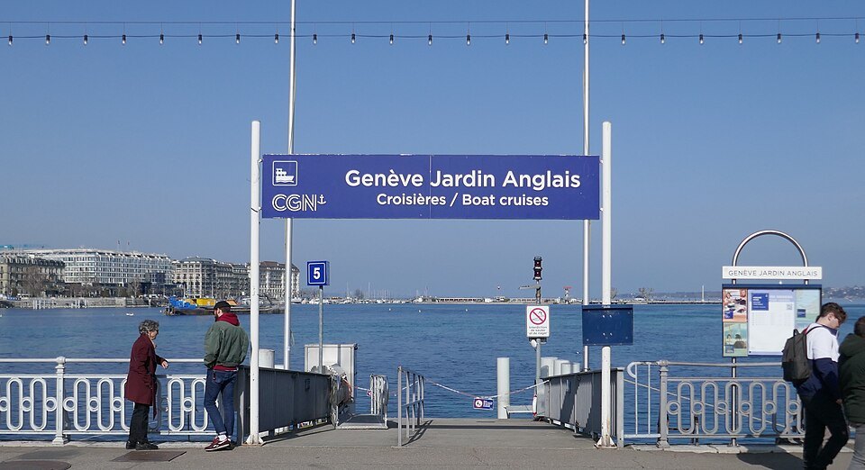 Passengers at the Jardin Anglais landing stage under the CGN boat-cruise sign