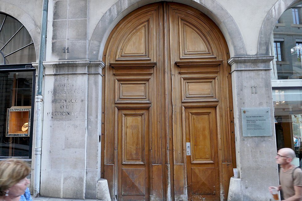 Tall wooden double doors on the Rue de l'Hôtel-de-Ville