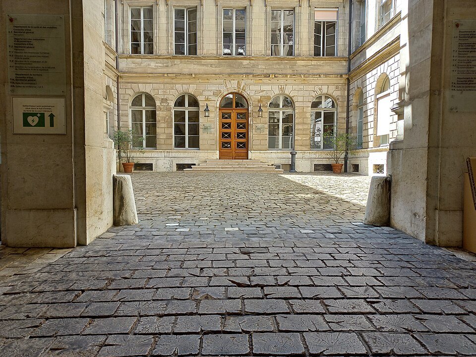 The Hôtel de Ville, the Old Arsenal and the Treille