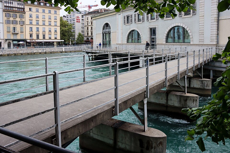 The footbridge of the Pont de la Machine over the rushing Rhône