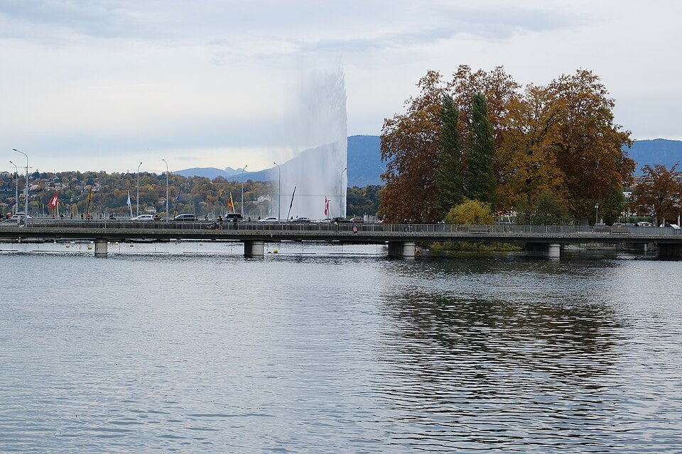 The Jet d'Eau beyond the Pont des Bergues and the autumn trees of Île Rousseau