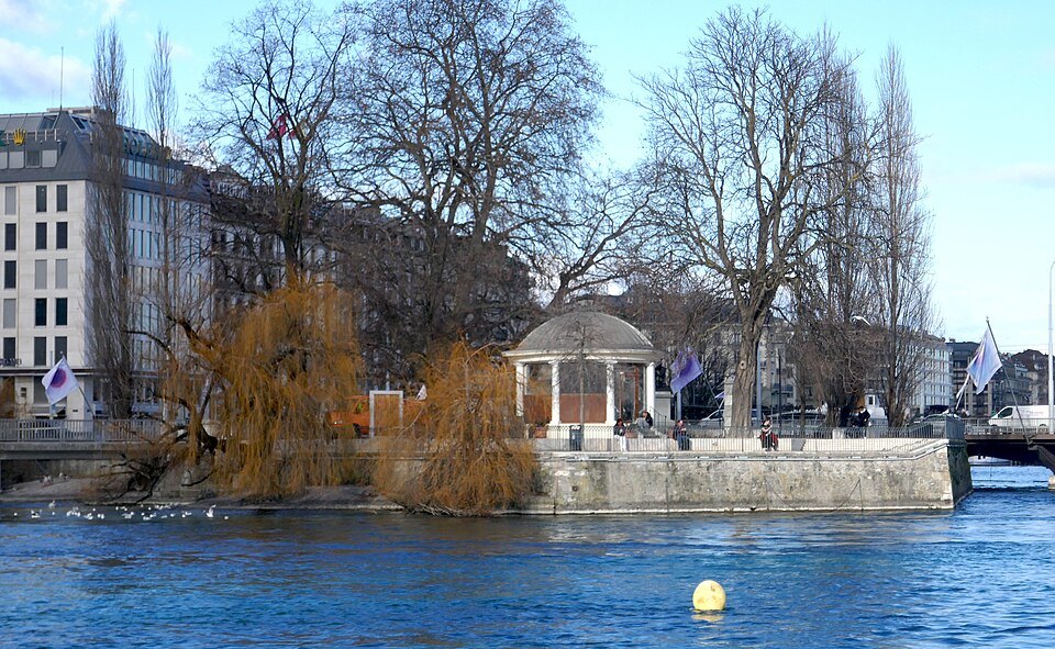 Île Rousseau in the Rhône on a winter day, its pavilion among bare trees