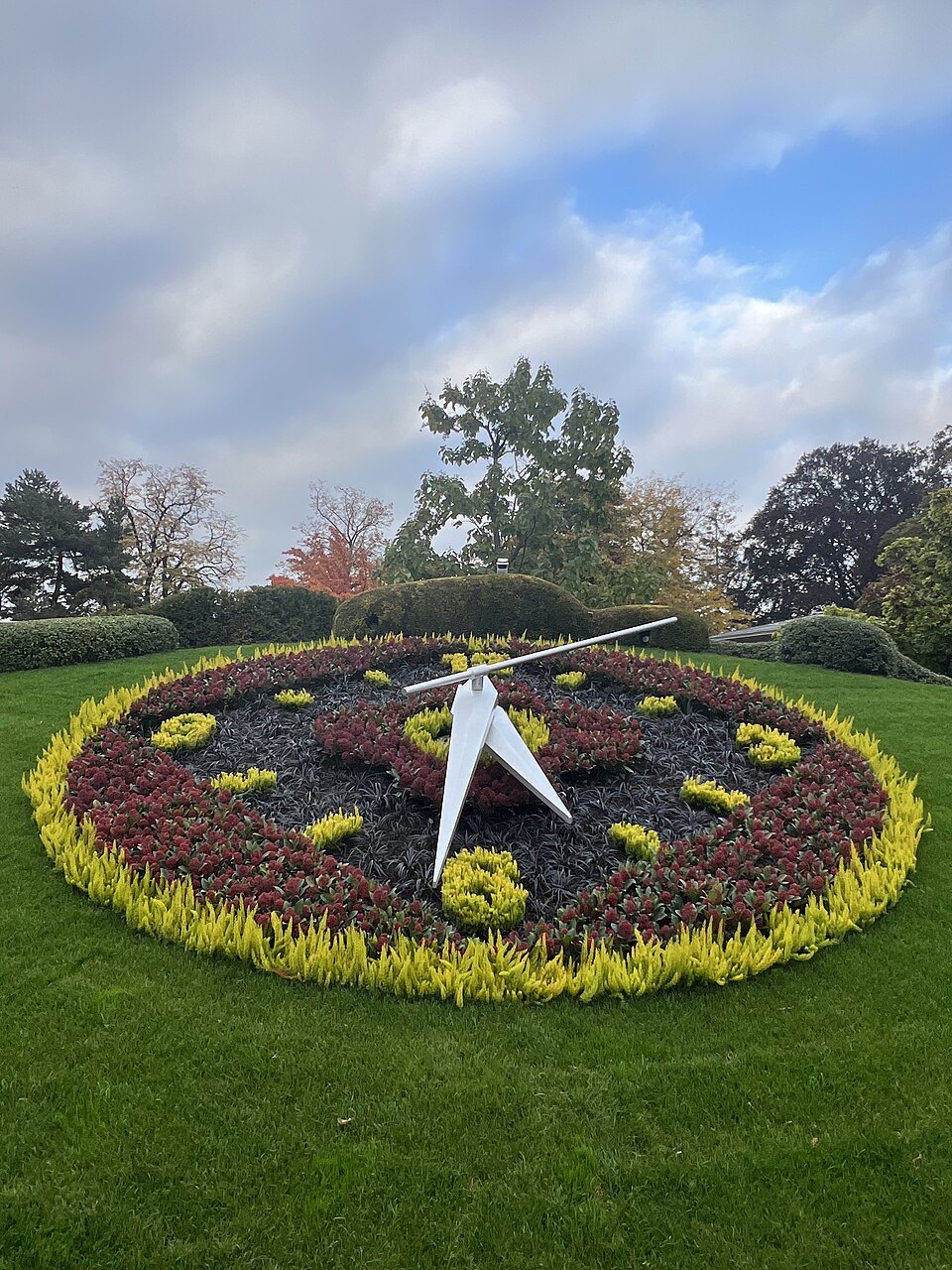 The flower clock in the Jardin Anglais with its large white hands