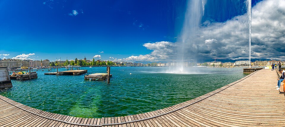 The Jet d'Eau from the end of the jetty over clear turquoise water