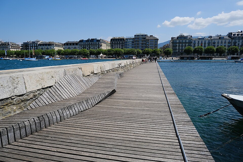 The wooden boardwalk along the Eaux-Vives jetty, the right-bank hotels across the water
