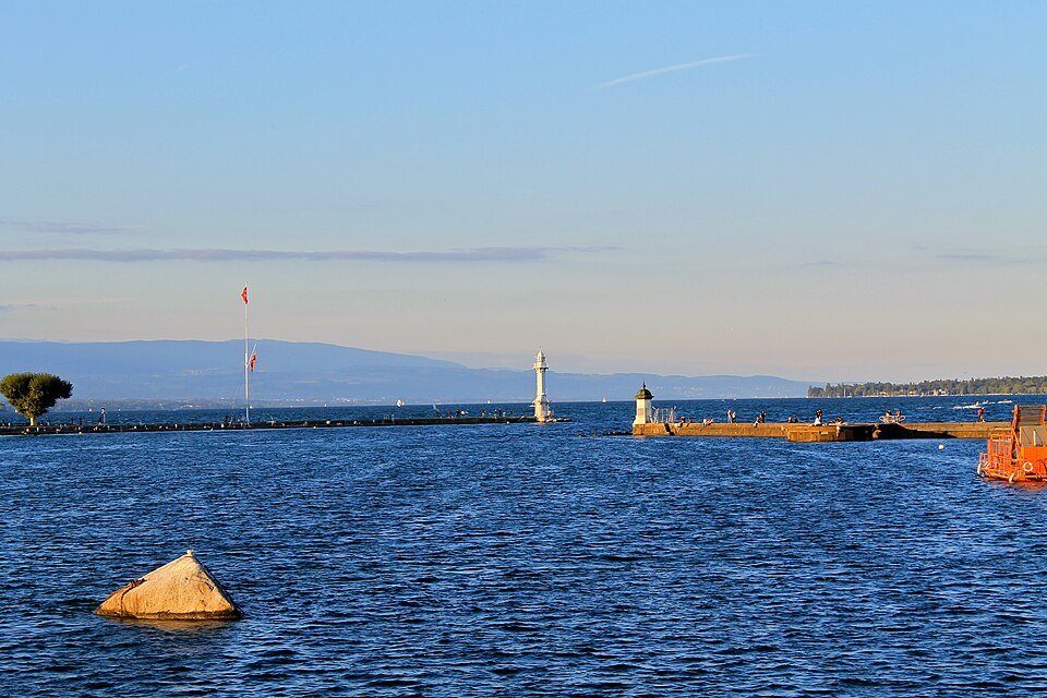 The Pâquis lighthouse and the Pierres du Niton in evening light