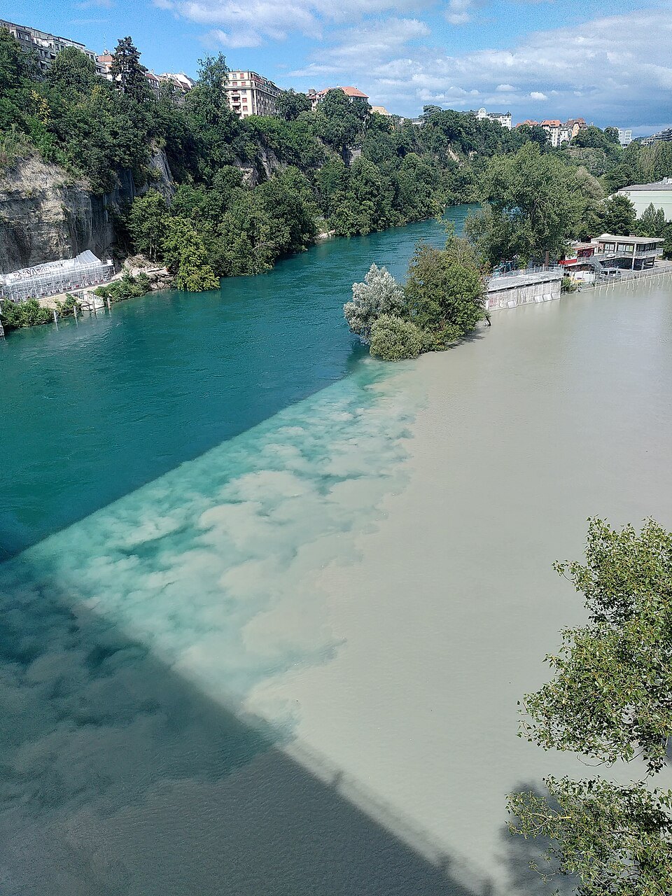 The line where the turquoise Rhône meets the milky Arve