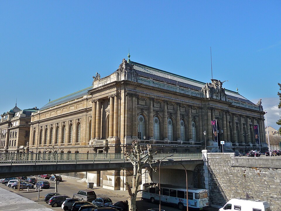 The Musée d'Art et d'Histoire seen across the road bridge over the Tranchées