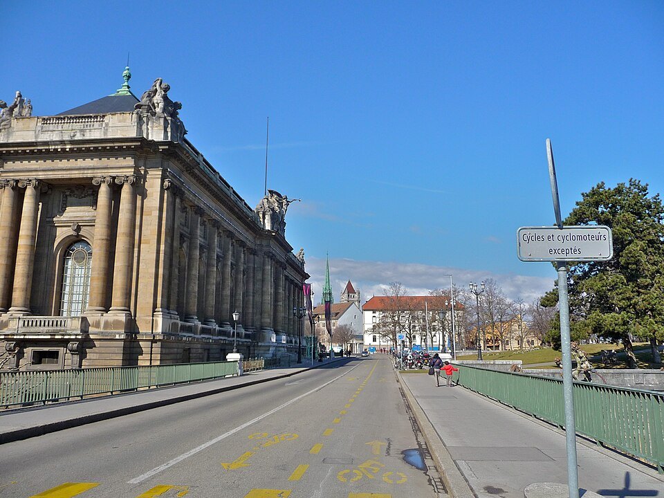 The museum facade along the Boulevard des Tranchées bridge