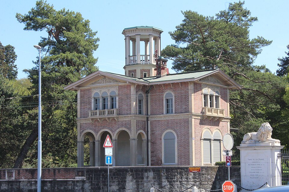 The pink gate lodge with its lookout at the entrance to Parc La Grange