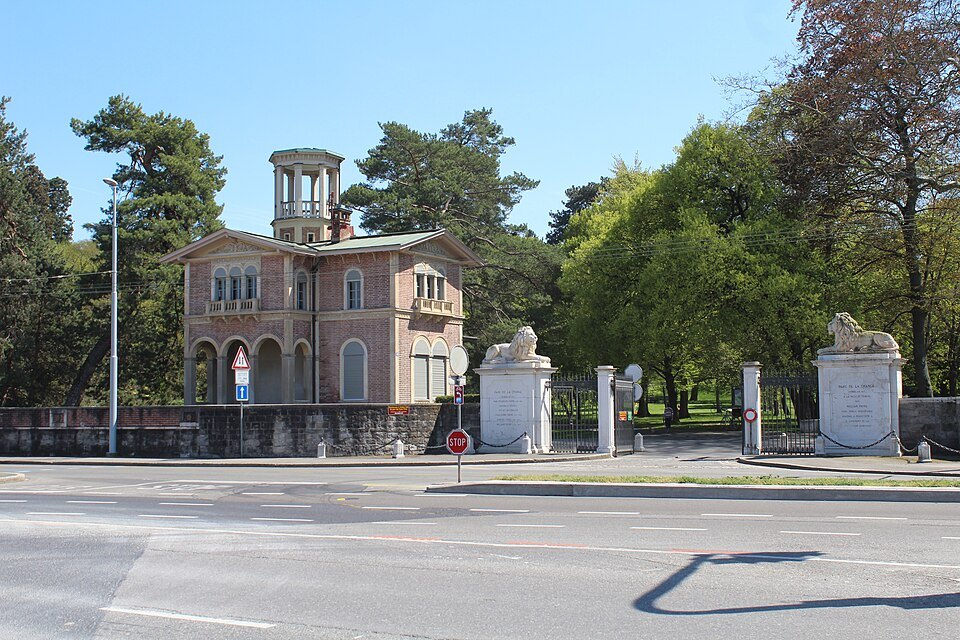 The gate lodge and stone lions at the entrance of Parc La Grange
