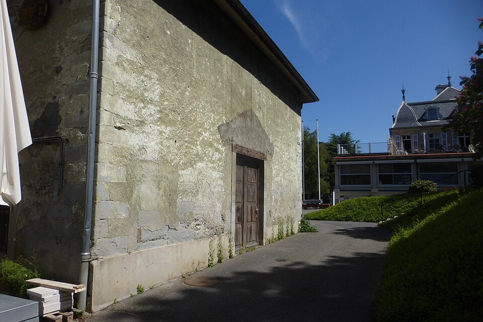 An old stone outbuilding in the Parc des Eaux-Vives