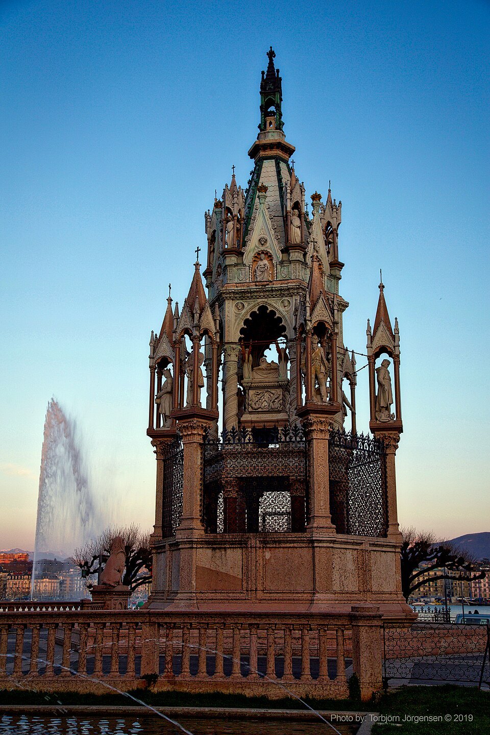 The Brunswick Monument at dusk with the Jet d'Eau behind