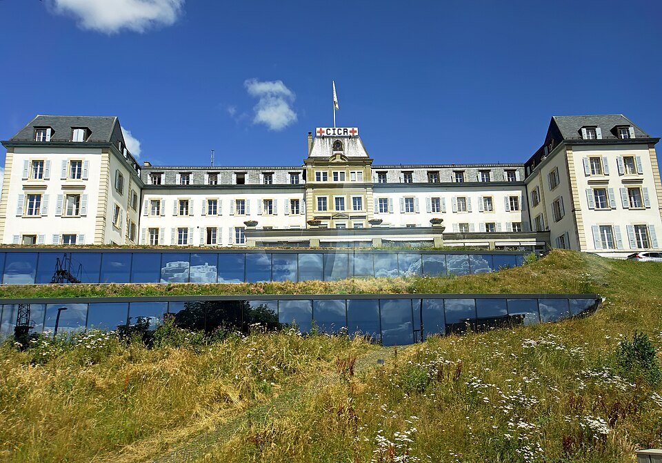 The Red Cross headquarters above the green roof of the museum