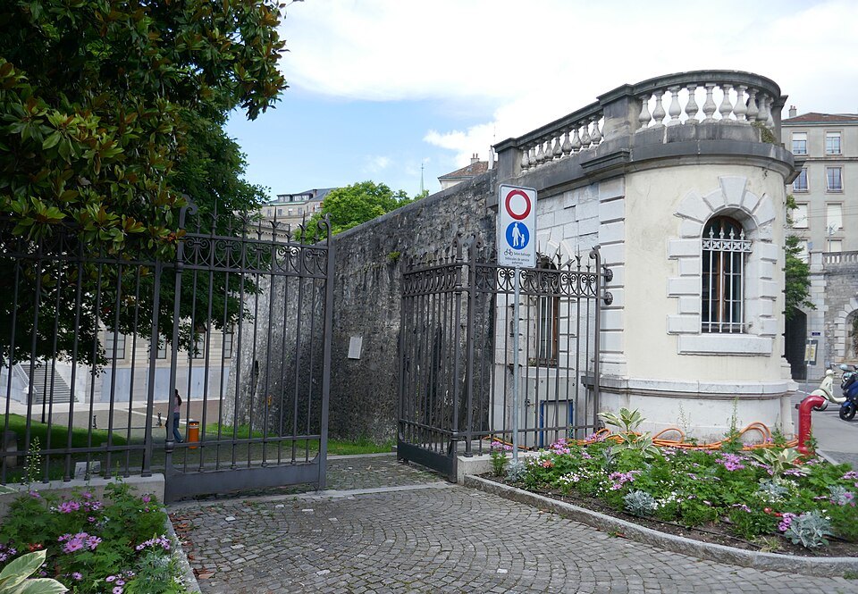 The gate of the Bastion Saint-Léger with its garden and small pavilion
